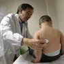 Un medico di base al lavoro