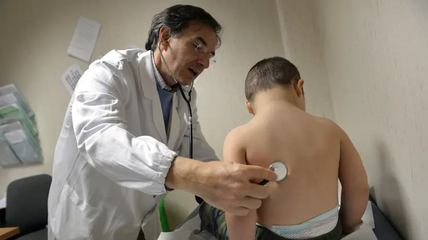 Un medico di base al lavoro