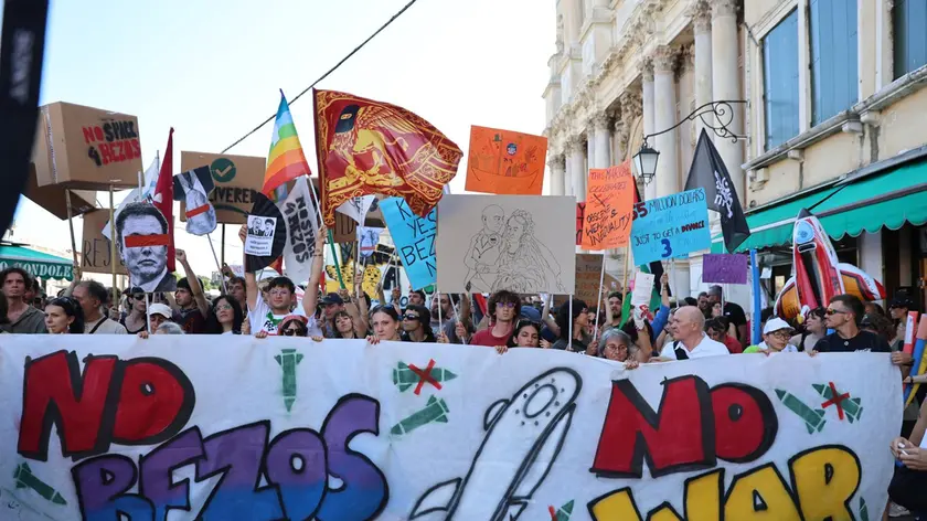 Il corteo di protesta dei no Bezos a Venezia