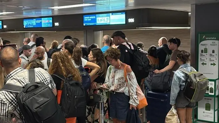 Passeggeri in attesa del volo bloccato per un rallentamento al sistema di trasmissione dati del Centro di controllo d'area di Milano