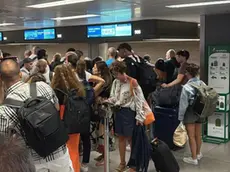 Passeggeri in attesa del volo bloccato per un rallentamento al sistema di trasmissione dati del Centro di controllo d'area di Milano