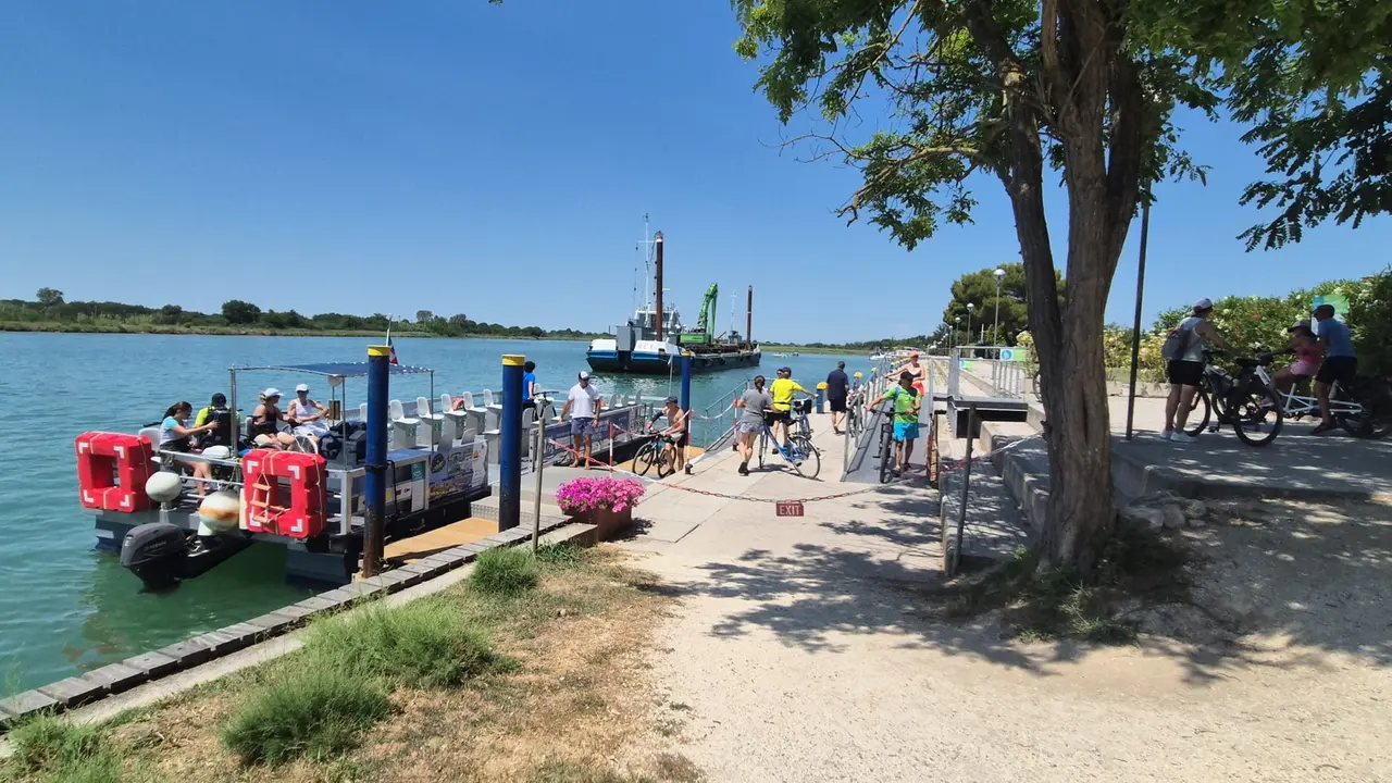 Un itinerario tra Sabbiadoro e Riviera passando per la ciclabile Lungolaguna e il passo barca X-River.