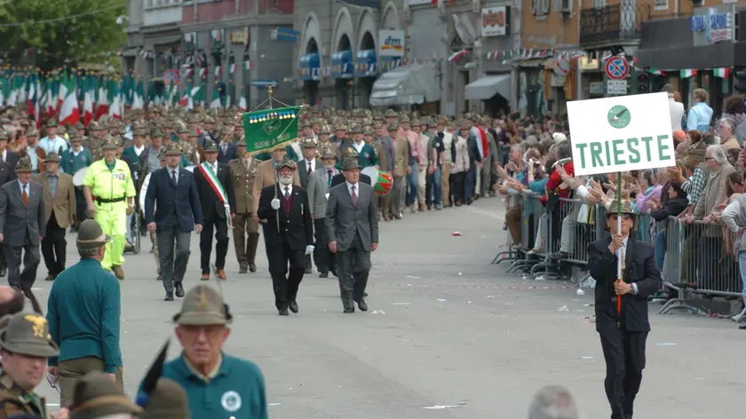 La sezione Ana di Trieste chiude il corteo dell’ultima Adunata nazionale ospitata in città: era il 2004