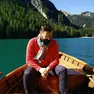 Mattia Micaglio durante un’uscita in barca in un lago del Trentino
