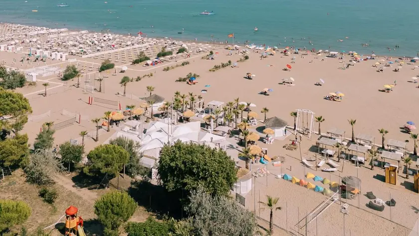 Muore in spiaggia a Caorle