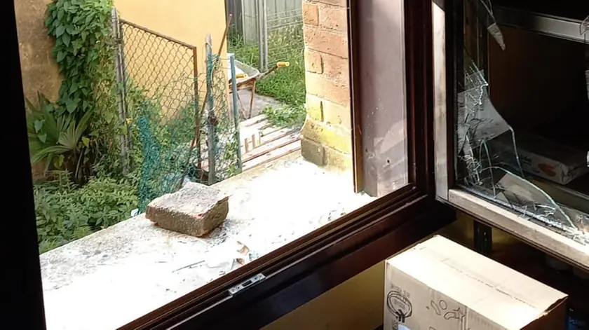 Il mattone e la finestra in frantumi
