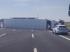 Il camion che si è ribaltato in autostrada