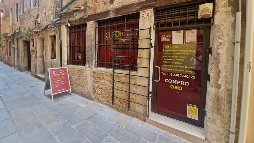 Il negozio depredato dai ladri