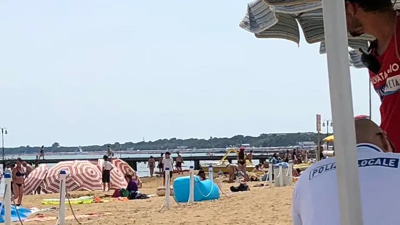 Un intervento di soccorso in spiaggia. Trevigiano muore in Sardegna