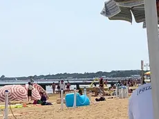 Un intervento di soccorso in spiaggia. Trevigiano muore in Sardegna