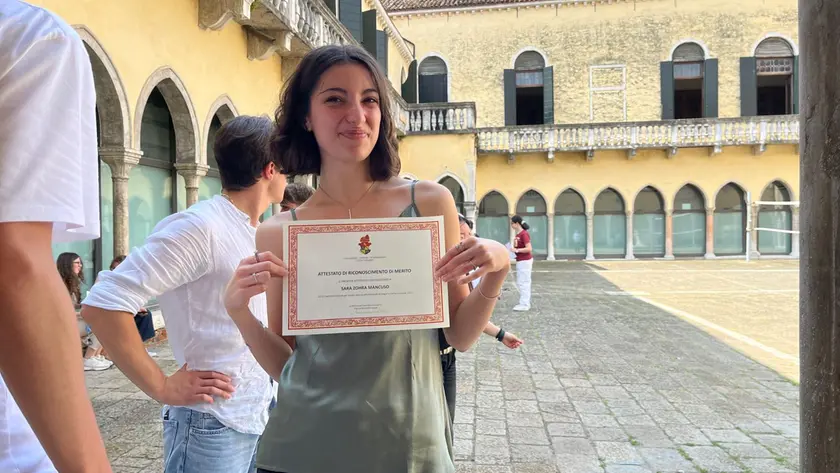 Sara Mancuso con l’attestato ricevuto per essere tra le migliori liceali nelle olimpiadi di lingue classiche