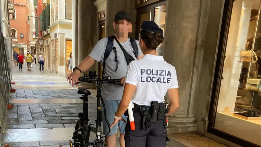 In bici fino in piazza San Marco: tre multati a Venezia