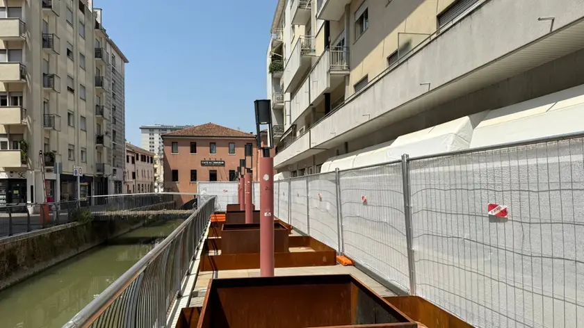 La passeggiata di Riviera Magellano, dove è in corso l’operazione di restyling e abbellimento dell’arredo urbano