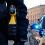 Donna aggredisce i carabinieri, colpita due volte con il taser