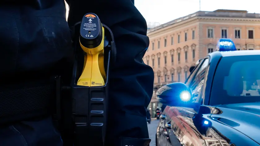 Donna aggredisce i carabinieri, colpita due volte con il taser