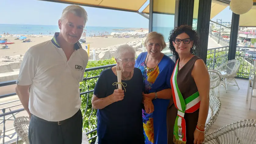 La consegna della pergamena alla signora Maria D’Andrea