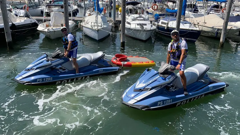 Chioggia, bagnante rischia di annegare tra le onde: salvato dalla Polizia