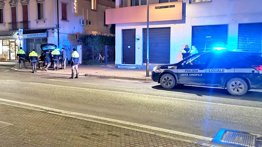Un intervento della polizia locale in via Piave a Mestre
