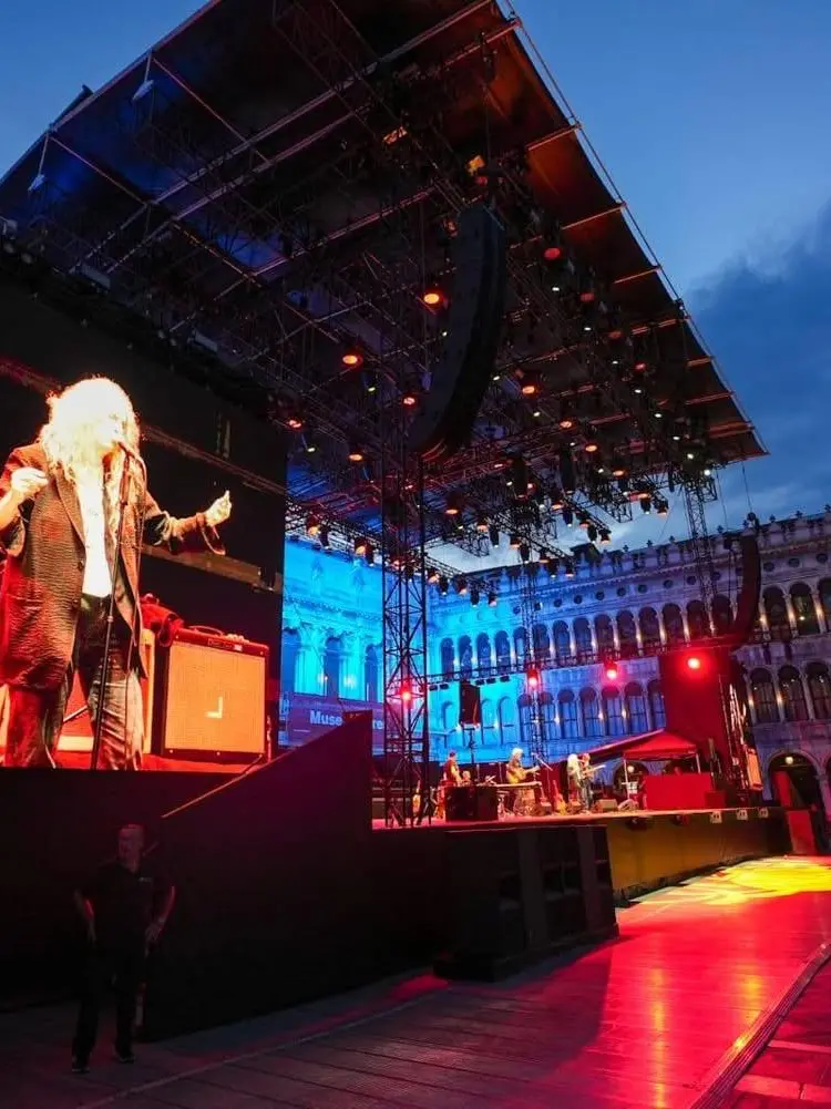 La cantante Patty Smith sul palco in piazza San Marco a Venezia (foto dal profilo Facebook del Comune di Venezia)