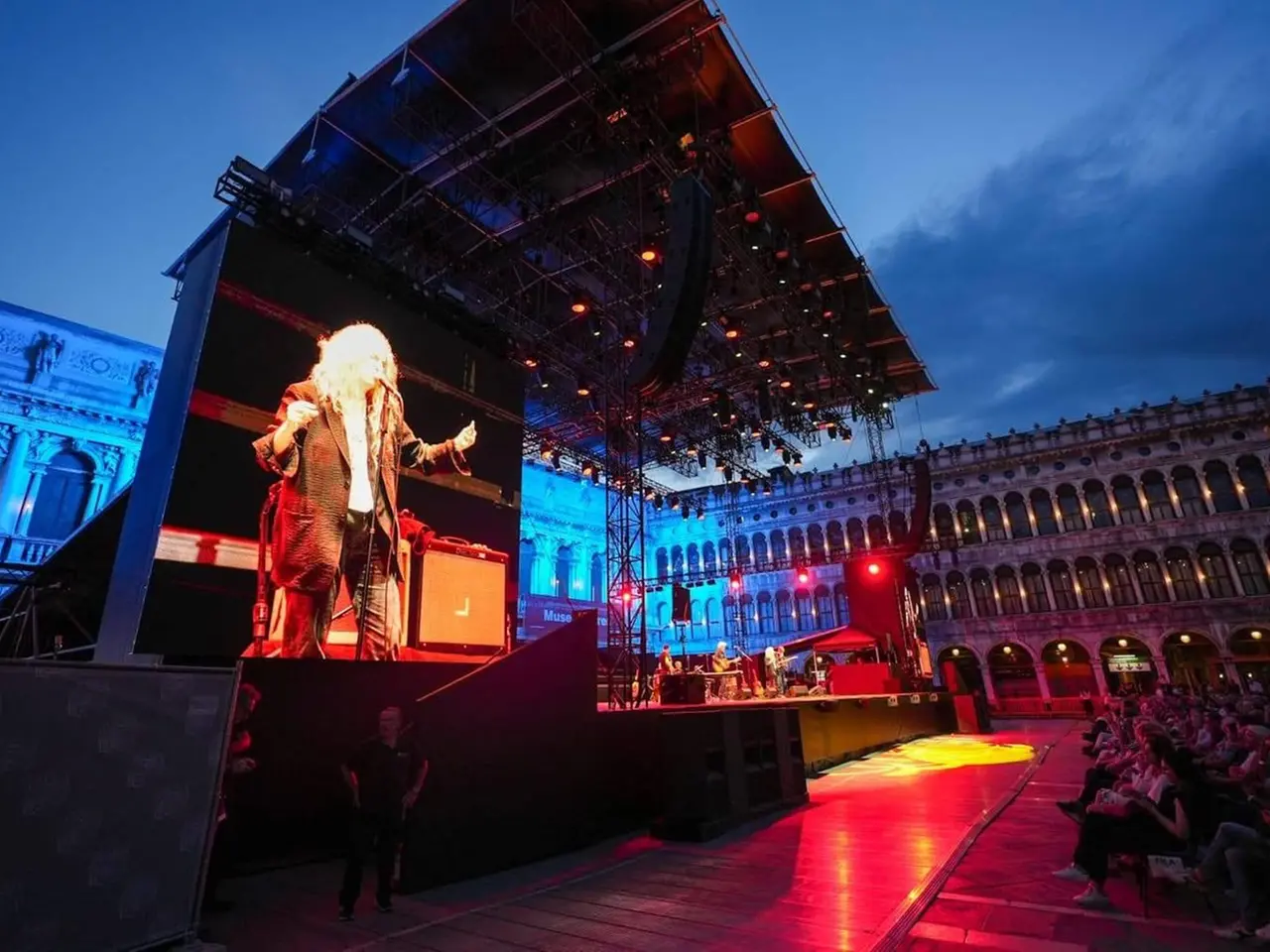 La cantante Patty Smith sul palco in piazza San Marco a Venezia (foto dal profilo Facebook del Comune di Venezia)