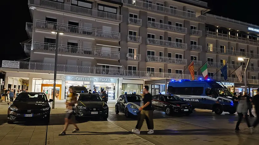 Controlli delle forze dell’ordine in piazza Mazzini a Jesolo