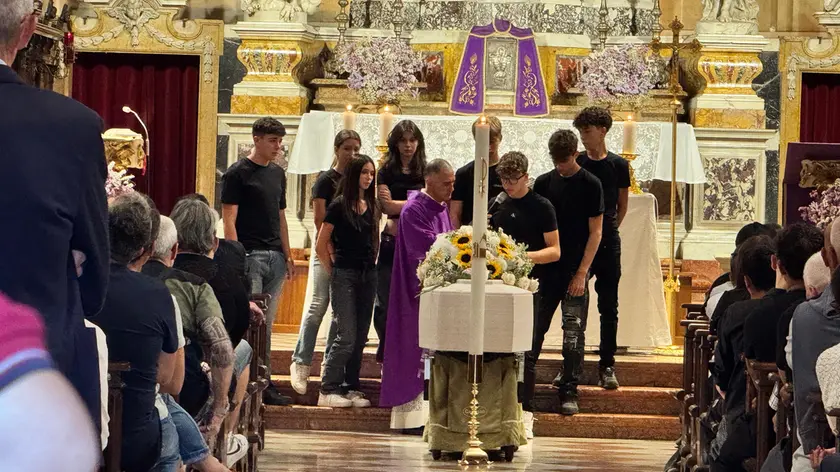 I messaggi letti dagli amici in Duomo e il parroco don Silvio Catterino (foto Pòrcile)