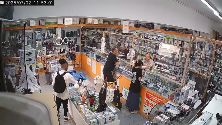 Il momento del furto all’interno del negozio Tian Tian