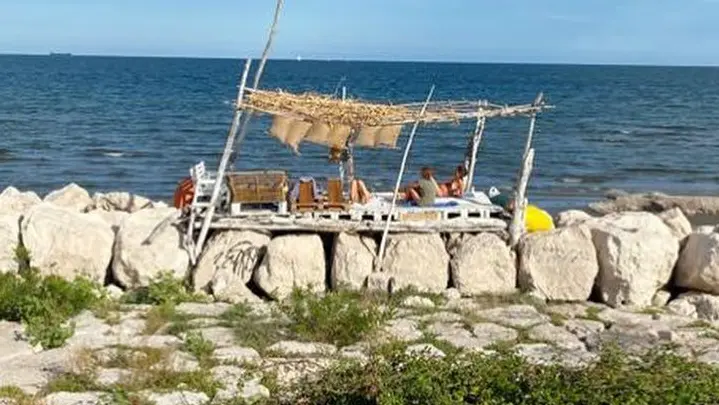 Murazzi del Lido, demolizione delle capannine: scoppia la protesta dei cittadini