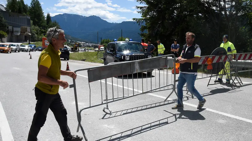 Il sindaco De Bon e il consigliere provinciale Bortoluzzi rimuovono le transenne