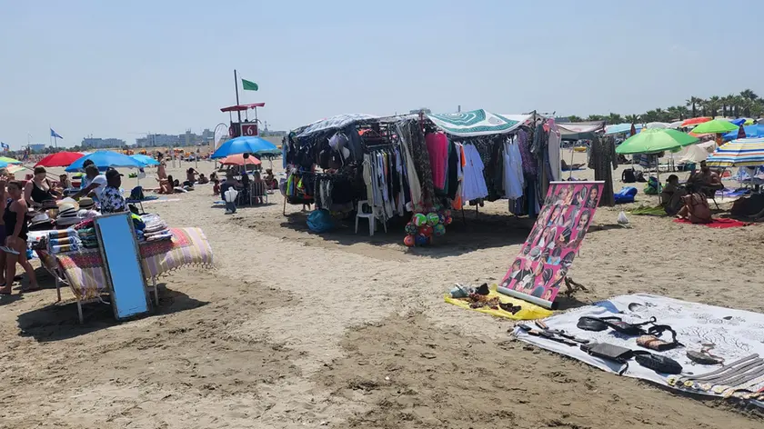 Commercio abusivo in spiaggia: allarme dagli ambulanti