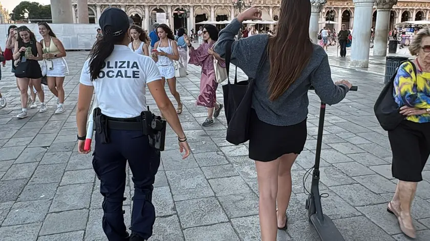 La turista inglese in monopattino