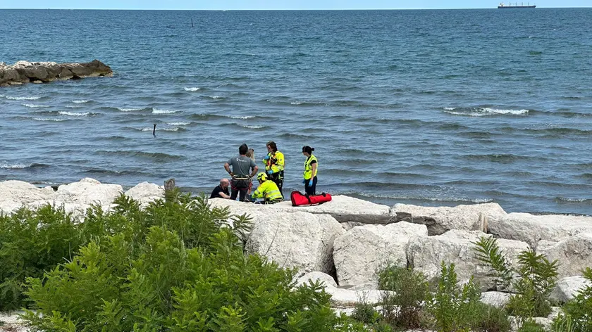 Malore in spiaggia al Lido, morto un uomo