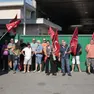 I lavoratori in sciopero davanti ai cancelli della Salgaim