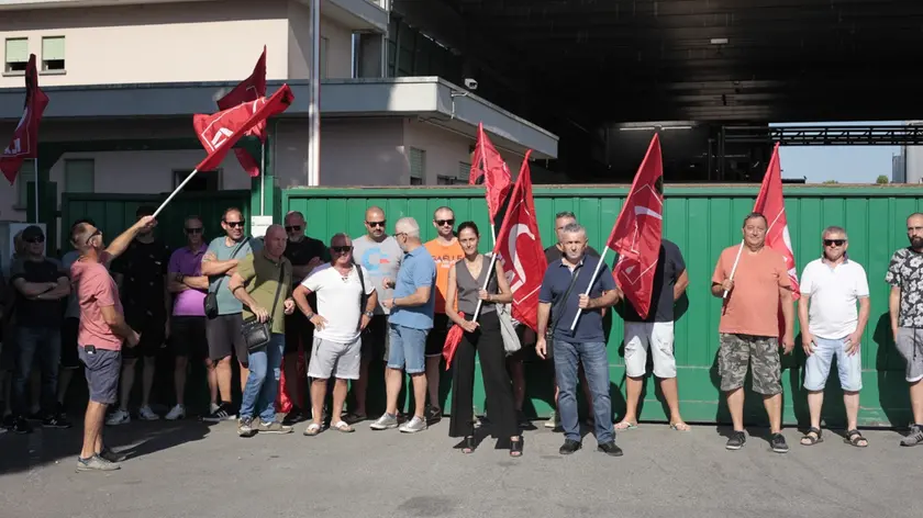 I lavoratori in sciopero davanti ai cancelli della Salgaim