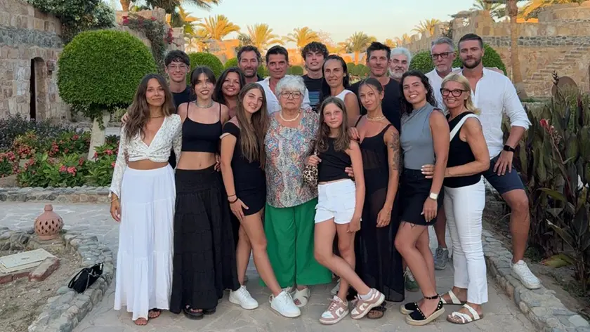 Lidia Mason, al centro, assieme ai suoi figli e nipoti durante la vacanza offerta a tutti a Marsa Alam, in Egitto