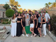 Lidia Mason, al centro, assieme ai suoi figli e nipoti durante la vacanza offerta a tutti a Marsa Alam, in Egitto