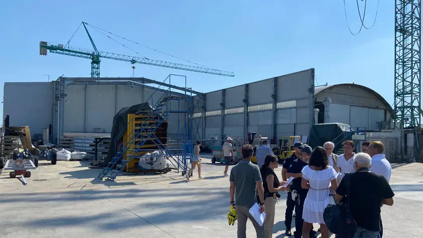 Vigili, avvocati e imprenditori durante la discussione per l'espropriazione forzata dell'area