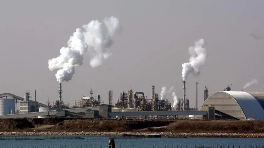 Una veduta del petrolchimico di Porto Marghera dove Versalis ha dismesso l’impianto del cracking
