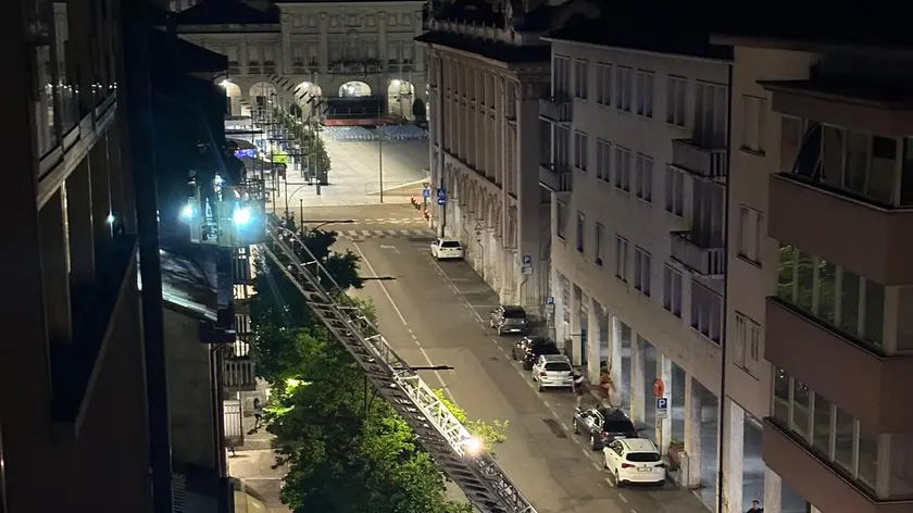 L'intervento dei pompieri in via Battisti