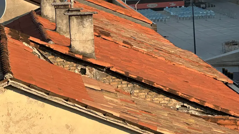 Il tetto danneggiato visto alla luce del sole