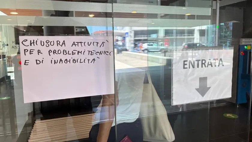 Il cartello all'ingresso del Tribunale di Venezia