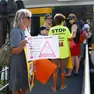 Una attivista dei Cittadini non distratti ad un imbarcadero con i cartelli contro le borseggiatrici
