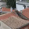 Il tetto della palazzina collassato a San Donà