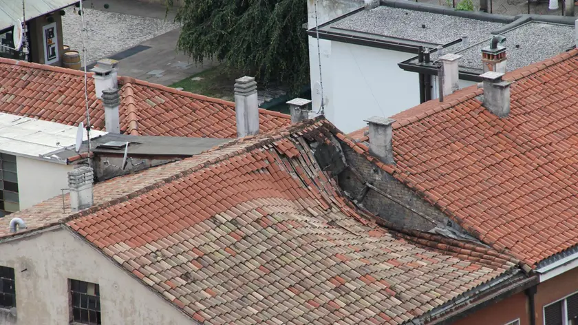 Il tetto della palazzina collassato a San Donà
