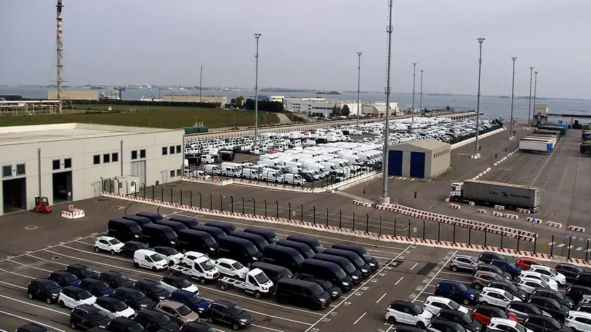 Terminal di Fusina per navi merci e passeggeri. In foto il piazzale delle auto