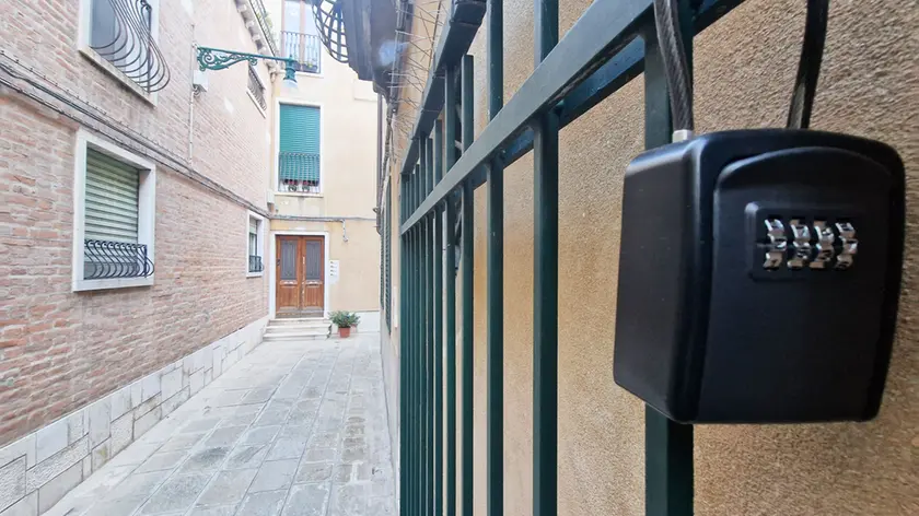 Una key box all’ingresso di una locazione breve a Venezia