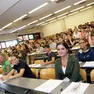 Studenti in un'aula. Turni per la frequenza a Medicina