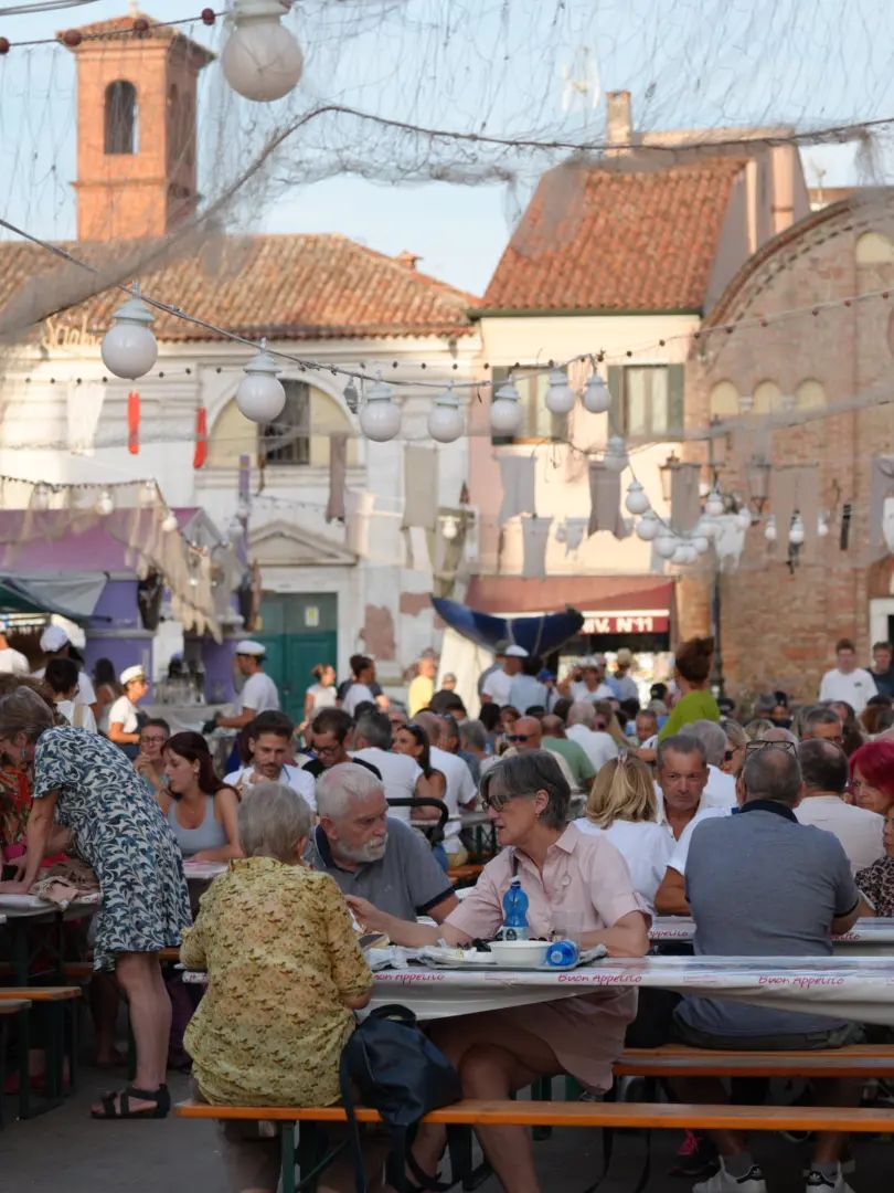 I tavoli allestiti in centro storico a Chioggia per la Sagra del Pesce