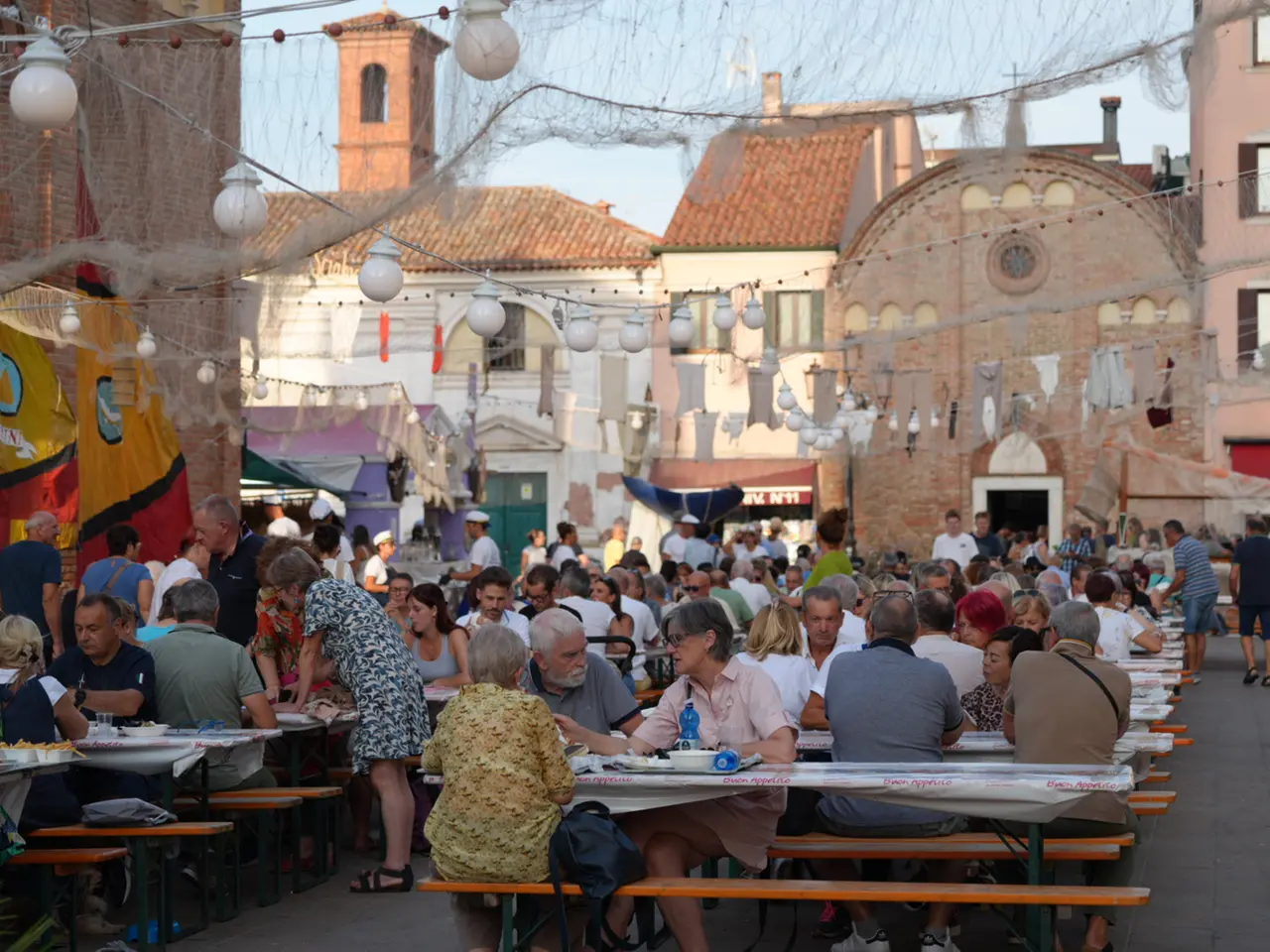 I tavoli allestiti in centro storico a Chioggia per la Sagra del Pesce