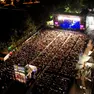 Una vista dall’alto dell’arena con il palco (foto Agenzia Pòrcile)